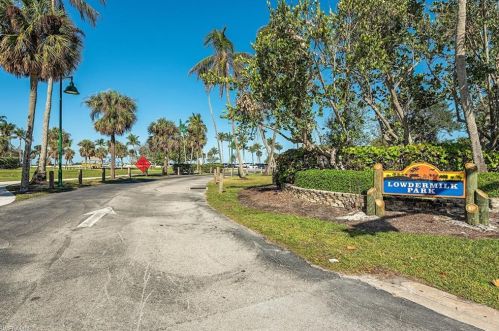 1568 Gulf Shore Blvd, Naples FL 34102-4990 exterior