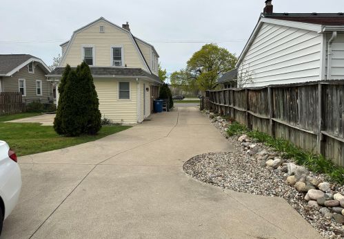 330 Riverview Dr, Kalamazoo, MI 49004-1310