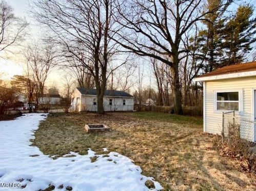 1301 Cavanagh St, Grand Rapids MI 49508-6127 exterior