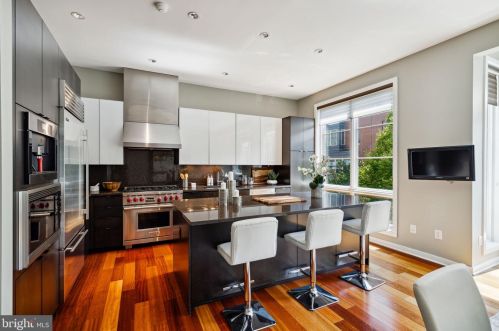 1433 Bainbridge St, Philadelphia PA 19146-2121 exterior