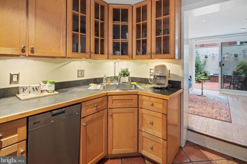 143 Fitzwater St, Philadelphia PA  19147-3407 exterior