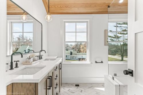 166 Ruggles Ave, Middletown RI 02840-4351 exterior