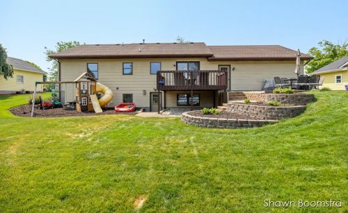 7497 Sunview Dr, Grand Rapids MI 49548-7382 exterior