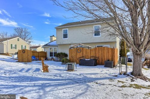 141 Pheasant Run Ln, Hanover PA 17331-9186 exterior