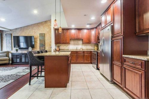 18 Della Dr, Babylon NY 11704-6240 exterior