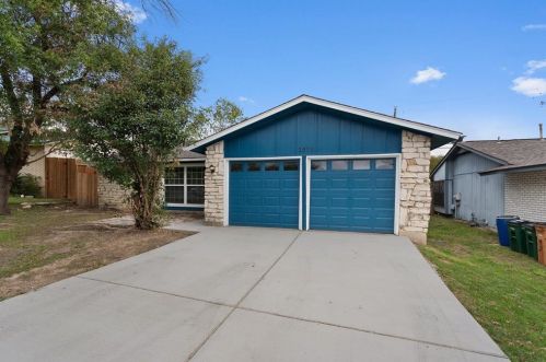 2532 Chaparral Trl, Austin TX  78744-3614 exterior