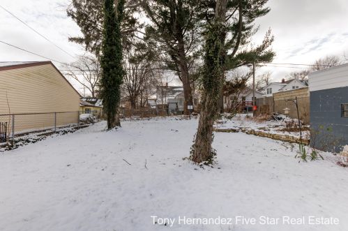 977 Southern Ave, Meskegon MI  49441-2236 exterior