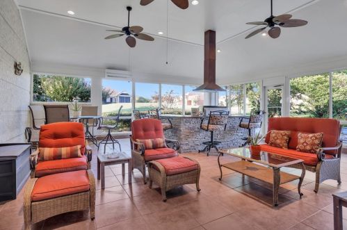 11 Greenview St, Montgomery TX 77356-8456 exterior