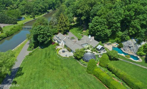 33 Mdw Wood Dr, Greenwich CT 06830-7023 exterior