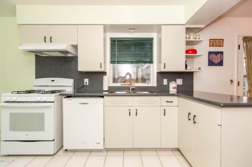 5231 Old Colony Rd, Kalamazoo MI 49008-3216 exterior