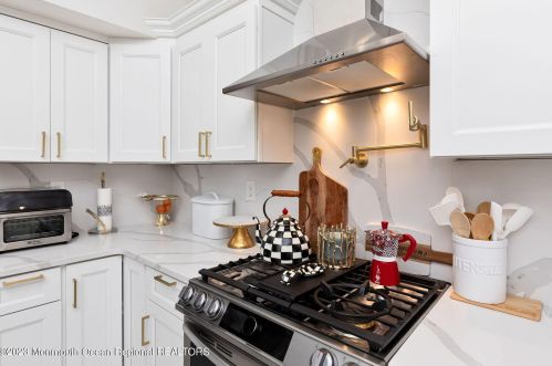 6 Stevens Pl, Hazlet NJ  07730-1205 exterior