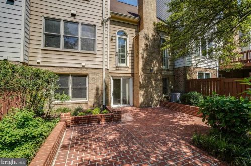 10135 Crestberry Pl, Bethesda MD 20817-1266 exterior