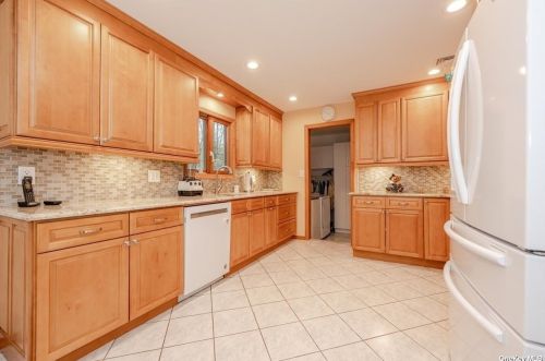 22 Long Acre Ln, Huntington Station NY 11746-7926 exterior