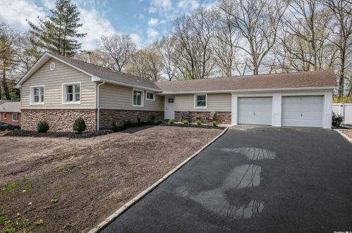 43 Cross Bow Ln, Commack NY  11725-1214 exterior