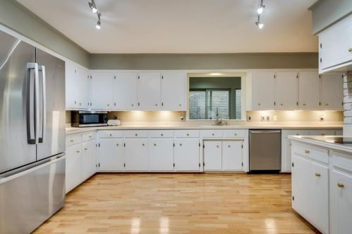 9672 Atherton Dr, Dallas TX 75243-6135 exterior