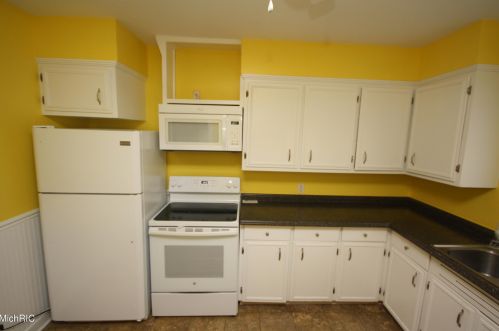 728 Campbell Ave, Kalamazoo MI 49006-3083 exterior