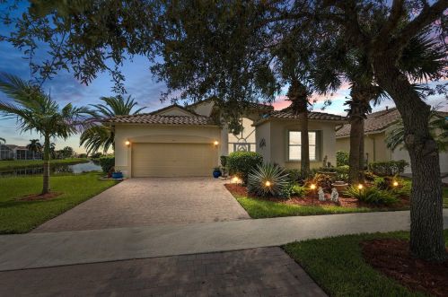 301 Clearview Ct, Fort Pierce, FL 34986-2657