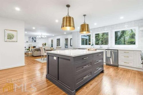 6160 Heards Creek Dr, Atlanta GA  30328-3635 exterior