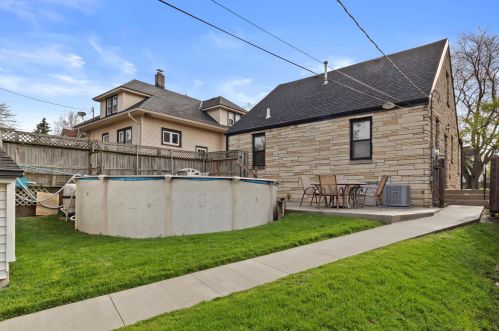 4249 1 Pl, Milwaukee WI 53207-3233 exterior