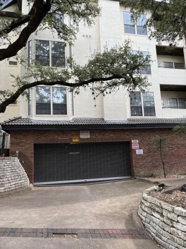 3001 Cedar St, Austin TX  78705-2947 exterior