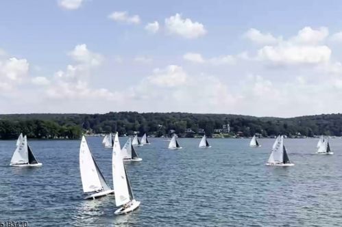 7 Elba Ave, Hopatcong NJ  07843-1807 exterior