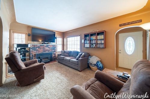 941 Northlawn St, Grand Rapids MI 49505-3717 exterior