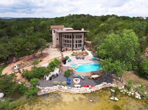 610 Crystal Crk Dr, Austin TX 78746-4728 exterior
