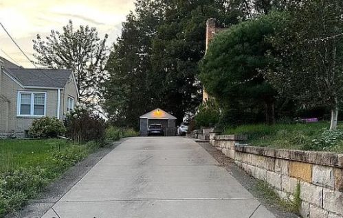 8585 Peebles Rd, Pittsburgh PA 15237-5722 exterior