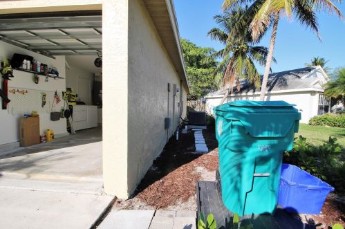 56 Misty Mdw Dr, Boynton Beach FL 33436-8922 exterior