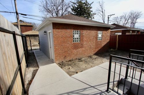 7705 Bennett Ave, Chicago IL  60649-4605 exterior