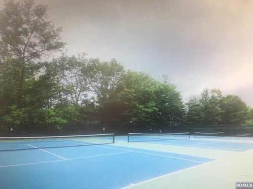 7 Millay Ct, Teaneck NJ 07666-6485 exterior