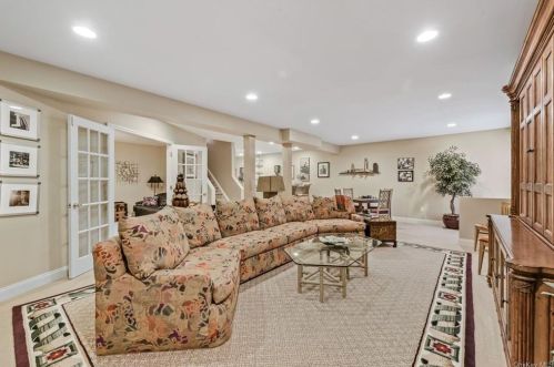 19 Caruso Pl, Armonk NY 10504-1366 exterior