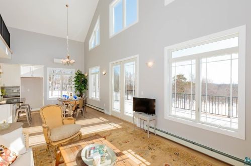 3428 Medin Rd, Duluth MN 55804-2673 exterior