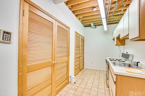 4 Fairhill Rd, Edison NJ 08817-2962 exterior