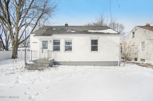 2931 Eastland Rd, Meskegon, MI 49441-3939