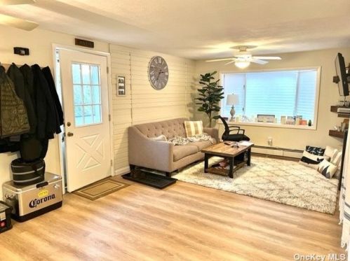 07 Murdock St, Huntington Station NY  11746-4322 exterior