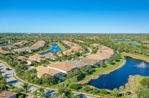 7247 Lantana Cir, Naples FL 34119-9809 exterior