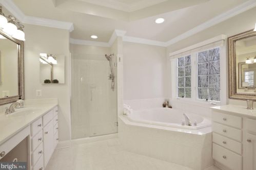 7001 Highland Mdw Ct, Alexandria VA 22315-3963 exterior