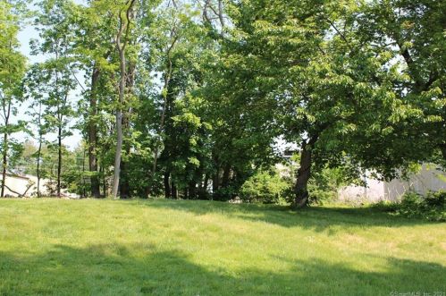 220 New Hvn Ave, Milford CT 06460-6647 exterior