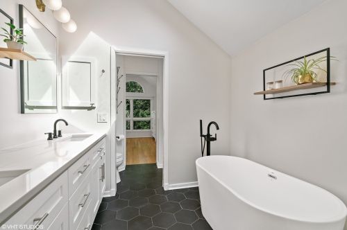 2710 Bosworth Ave, Chicago IL 60642-8062 exterior