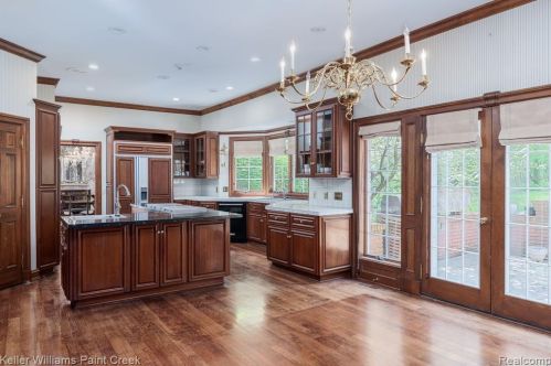 5394 Abbey Rd, Rochester MI 48307-2400 exterior