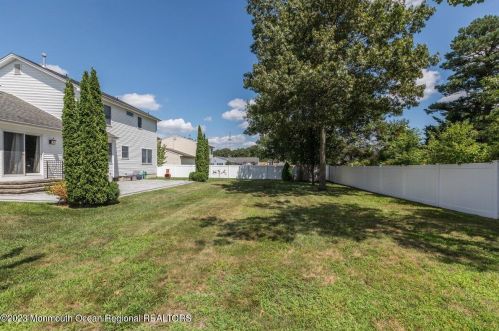 52 Pelican Dr, Berkeley Township NJ 08721-1654 exterior