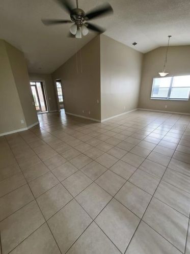 7421 Becky Thatcher Ln, Tampa FL exterior