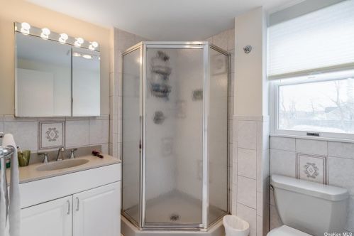 4 Lynhaven Pl, Commack NY 11725-3107 exterior