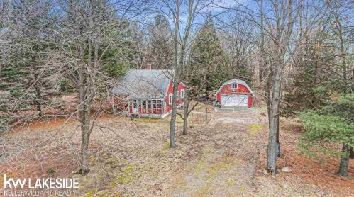 1581 Gravel Ridge Dr, Rochester, MI 48307-3604