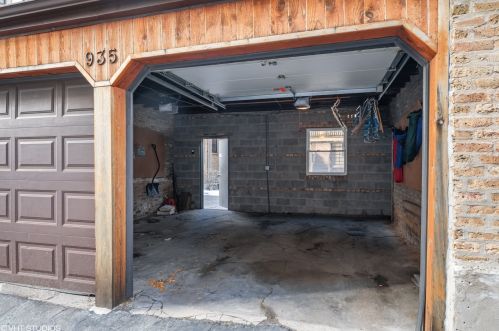 933 Gunnison St, Chicago IL  60640-4210 exterior