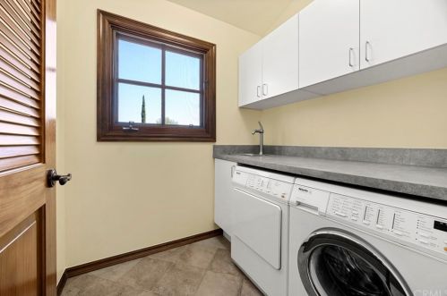 1028 Crestview Dr, Fullerton CA 92833-2203 exterior