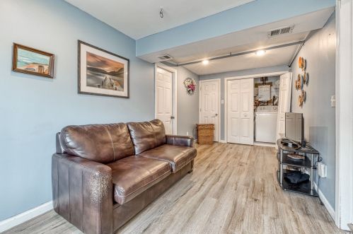 8 Linda Ln, Babylon NY exterior