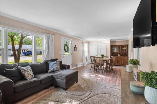 23 Arthur Ave, Enfield CT 06082-2502 exterior