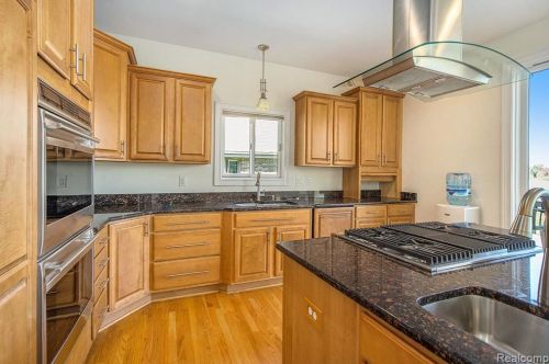 692 Appalachi St, Walled Lake MI  48390-1005 exterior